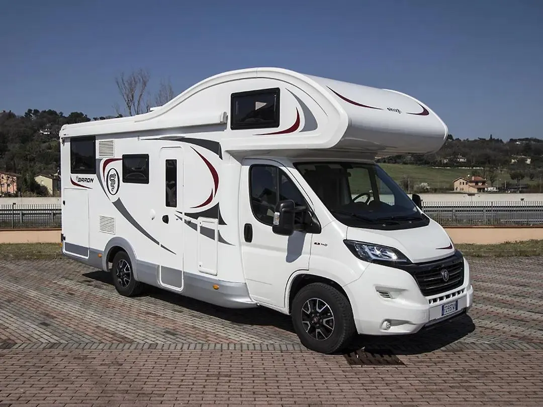 Πλωτό κατάλυμα Campiri Base Malaga - Motorhome & Rvs Rental Company